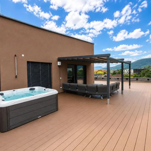 Prestige Rooftop Apartments Viva with Hot Tub, hotel u Mariboru