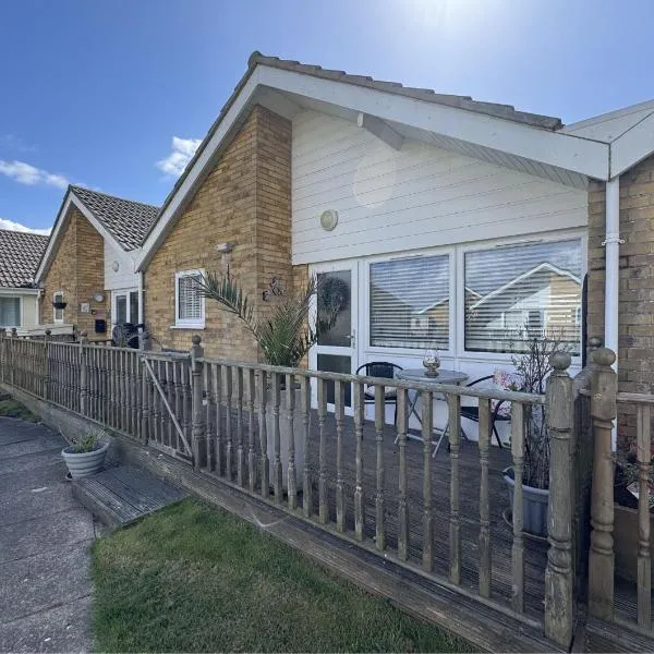 Cosy 4 Berth Bungalow At Waterside Village Park In Corton Ref 14002W, hotel in Lowestoft