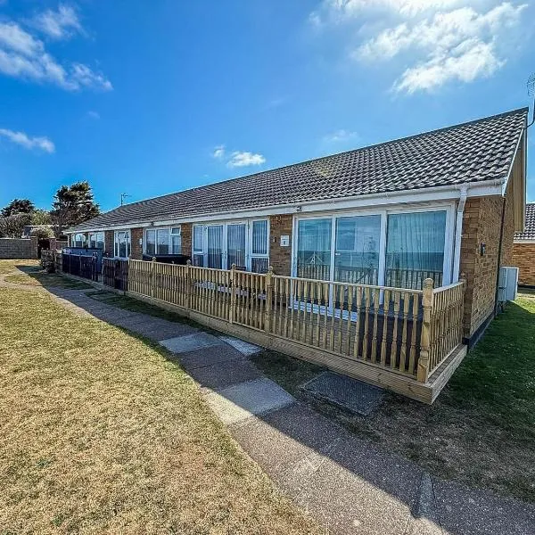Lovely 5 Berth Bungalow At Waterside Village Park In Corton Ref 14006W, hotel in Lowestoft