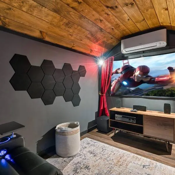 Viesnīca Cute Couples Cabin with Hot Tub Theater Fire Pit pilsētā Sevjervila