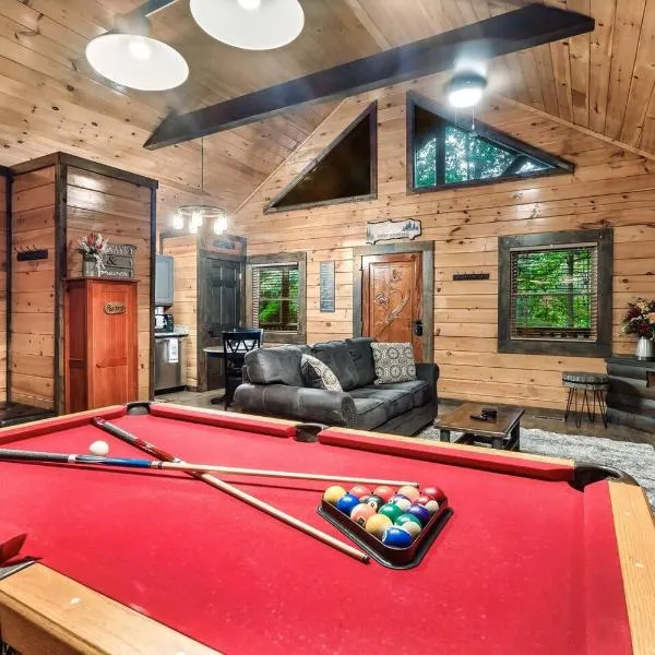 Cute Couples Cabin with Hot Tub Theater Fire Pit, хотел в Сивиървил