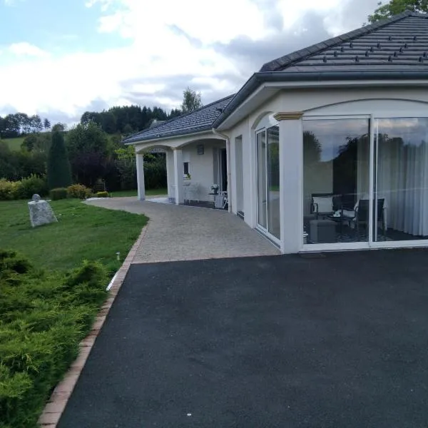 Haute-loire Tence Belle maison neuve plain-pied 4 étoiles avec parc arboré clos, hotel din Tence