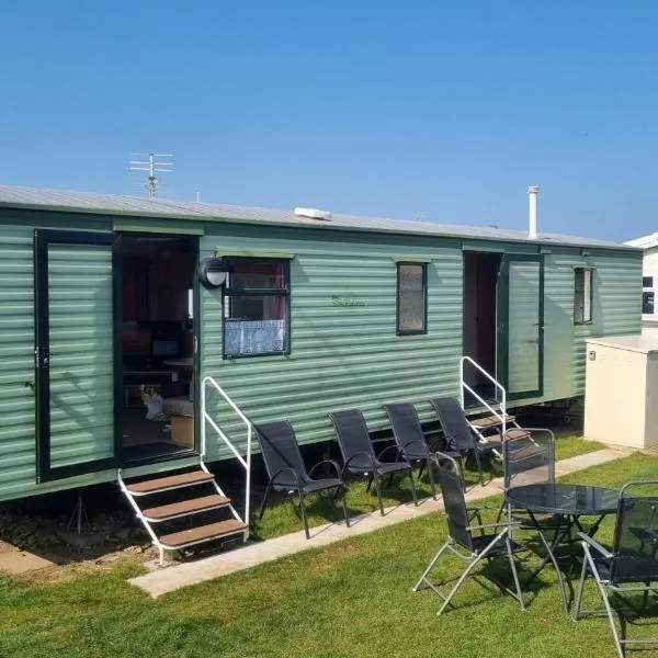 8 Berth Caravan With Free Wifi At Heacham Holiday Park In Norfolk Ref 21008E, hotel in Heacham