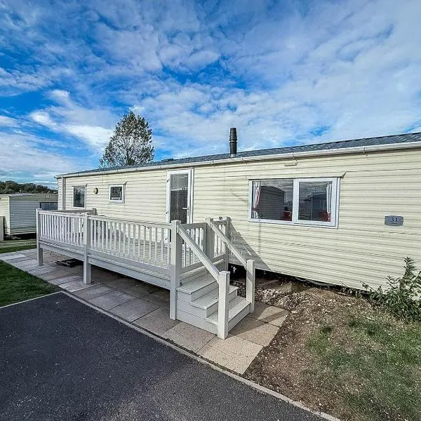 Brilliant 6 Berth Caravan With Decking At Heacham Beach Park Ref 21031A, hotel in Heacham