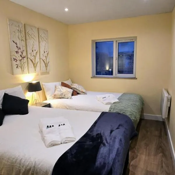 Spacious 2BR Flat with Wi-Fi, Smart Check-In, Garden & Free Street Parking Near Stadium & Centre, hotel a Cardiff