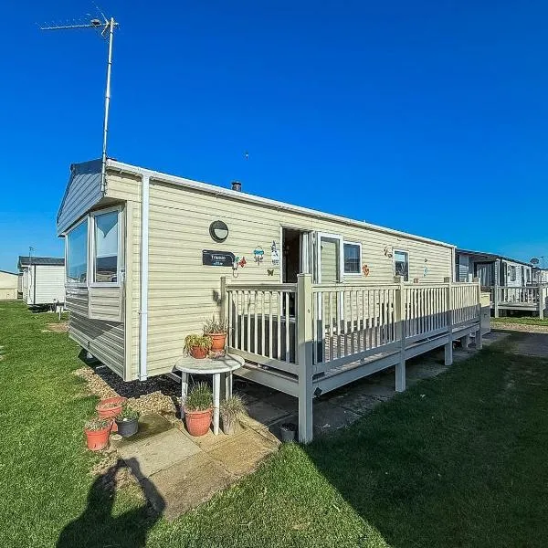 Lovely 6 Berth Caravan With Decking To The Side In Heacham Ref 21040E, hotel in Heacham