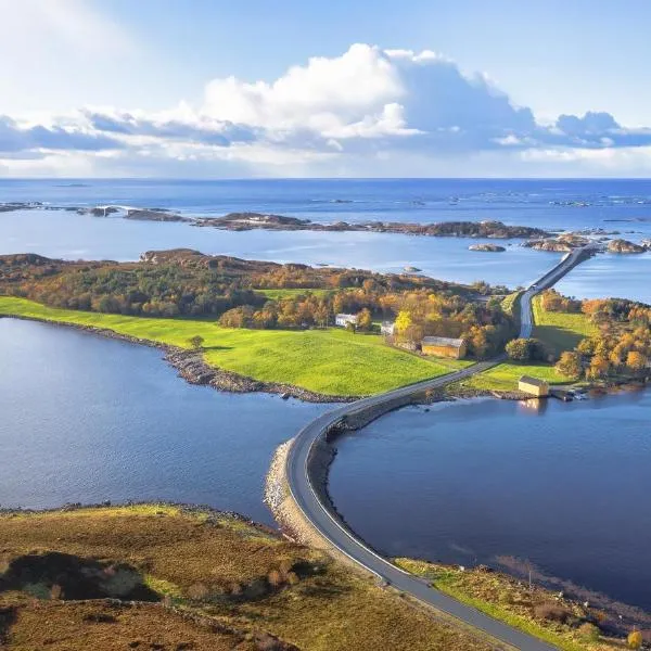Storlauvøya The Atlantic Ocean Road, hotel in Karvåg