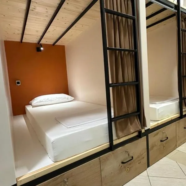 Queen-V Hostel โรงแรมในวญอเรอ