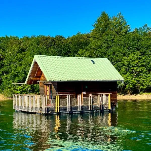Saint-Gérons में, होटल Chalets flottants lac de Saint Étienne Cantalès