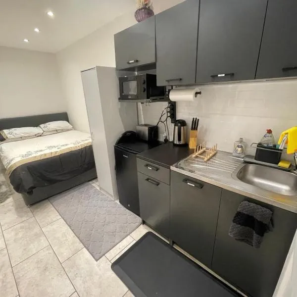 Chic Modern Studio Apartment near Heathrow Airport – hotel w mieście Hounslow