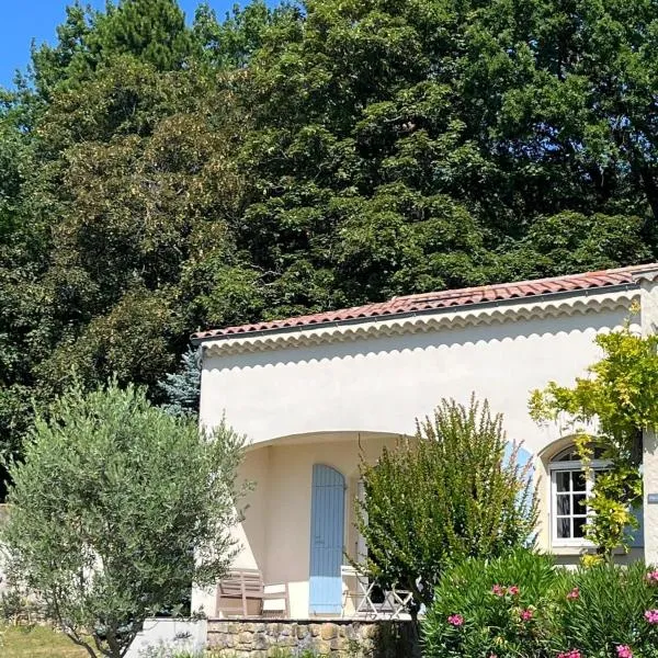 Aile indépendante d'une grande villa avec terrasse, hotel u gradu Savasse