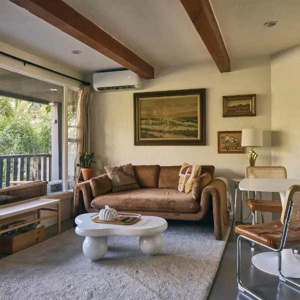 Hollywood Hills Duplex with view and parking!, Hotel in Los Angeles