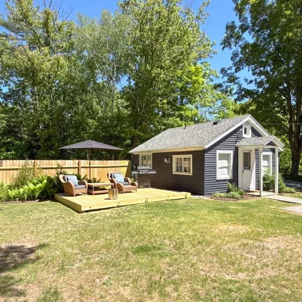 Swim, Hike & Unwind: Frankfort Cottage w/ Fire Pit, hotel Frankfortban