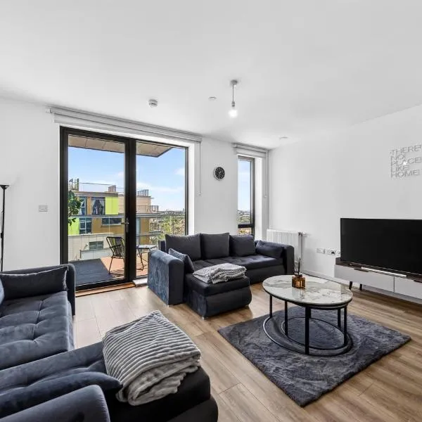 Spacious Modern 2BR Wembley Skyline View Sleeps 8, hotel di London