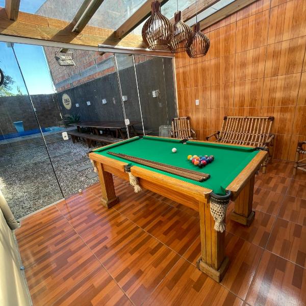 Casa com 2 quartos, piscina c aquecimento solar, sinuca e churrasqueira perto da praia