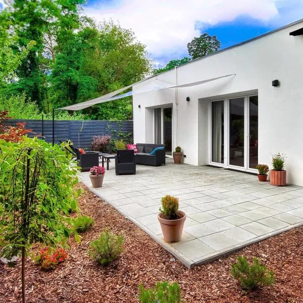 MODERN VILLA & PRIVATE GARDEN in Warsaw - Fully Renovated 2025: Varşova'da bir otel