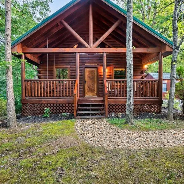 Cute Couples Cabin with Hot Tub Theater Fire Pit, hotel u gradu 'Sevierville'