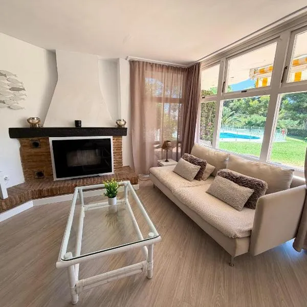Garden-level Two bedroom Chalet with pool access, hotel a Sitio de Calahonda