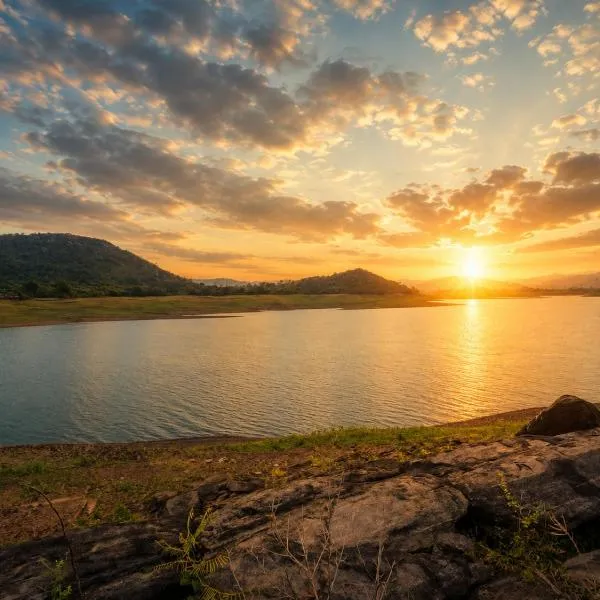 Elee Villa - Waterfront Retreat with Victoria Reservoir & Mountain Views, hotell i Teldeniya
