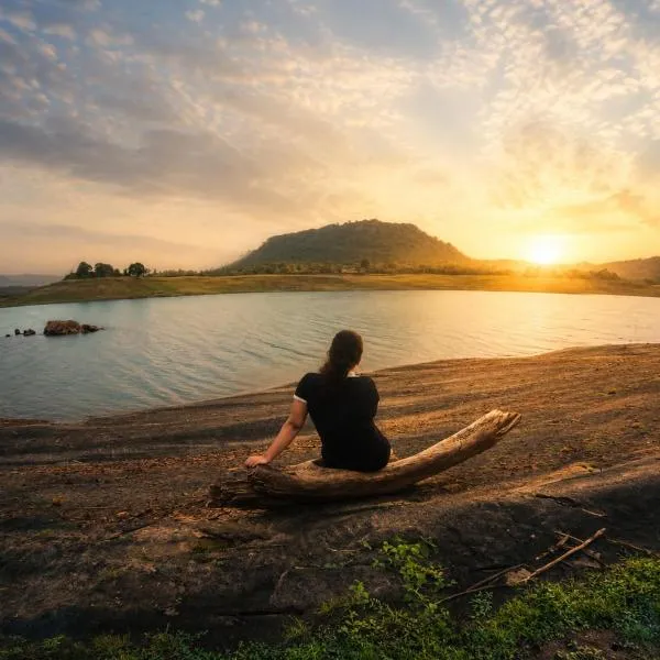 Elee Villa - Waterfront Retreat with Victoria Reservoir & Mountain Views, khách sạn ở Teldeniya
