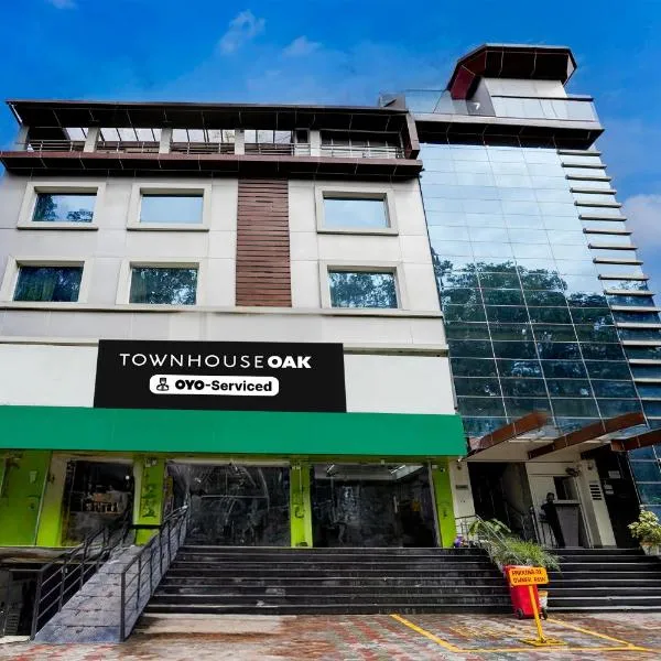 Super Townhouse Oak ONGC Crossway Formerly Hotel Gold Stone Comfort, hótel í Dehradun