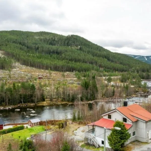 Riverside rooms, apartments, cabins، فندق في غول