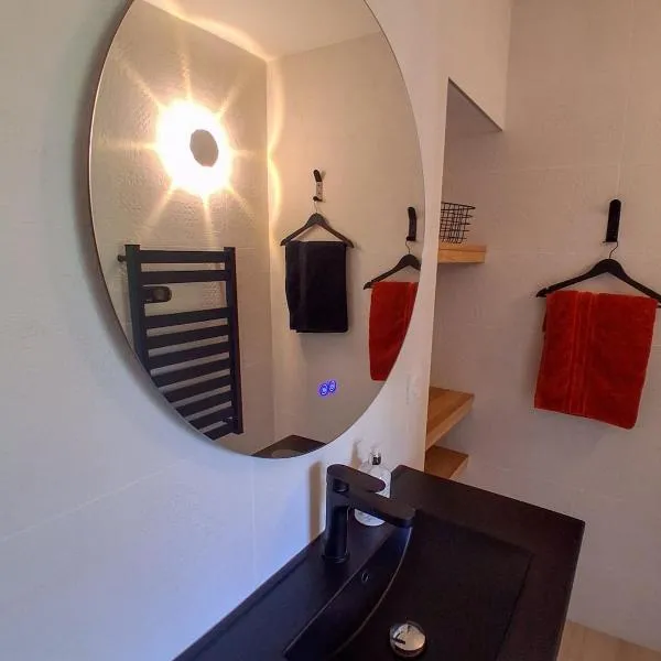 Logement entier RDC quartier historique Parthenay，帕爾特奈的飯店