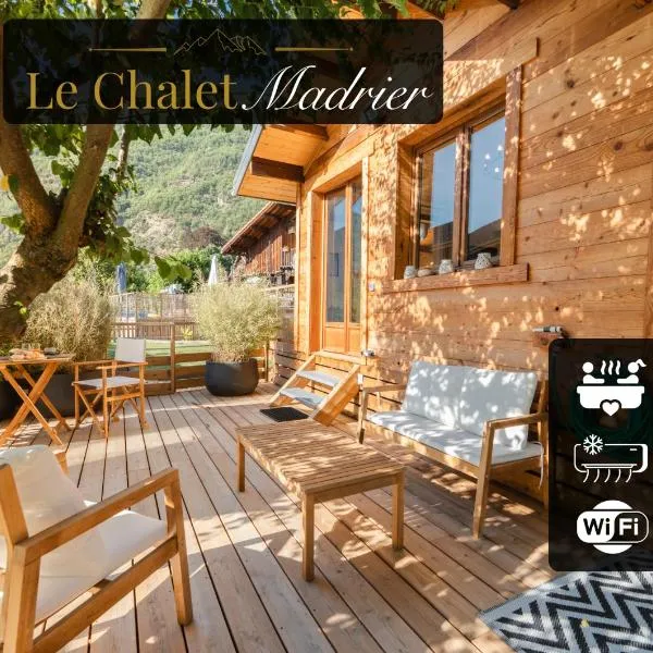 Le Chalet Madrier - Terrasse et Jacuzzi privé: Tours-en-Savoie şehrinde bir otel