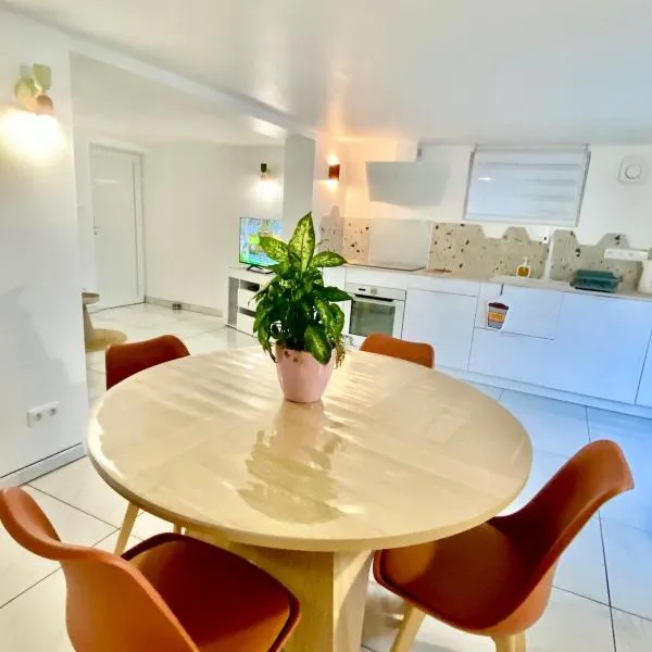 Le Retz de jardin- appartement calme avec parking、Machecoulのホテル