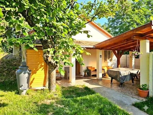 Marina Cottage, hotel in Enying