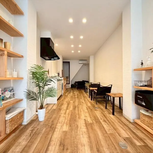 ゲストハウス WAKURIAN-Iwatacho, hotel in Kaigandōri