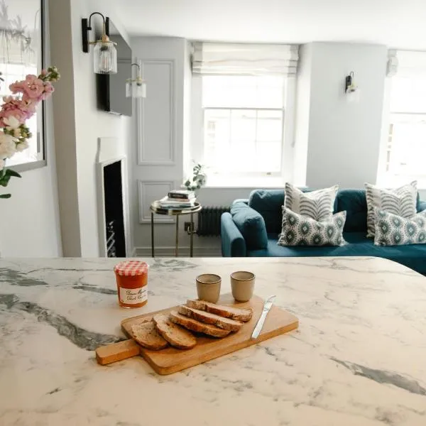 Luxury Georgian Townhouse Heart of Bath Sleeps 4, hotel in Bath