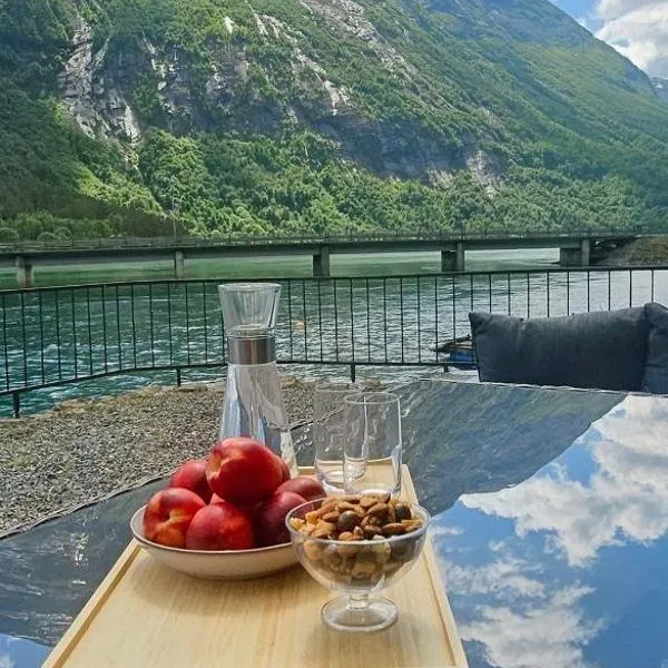 Modern lakefront apt with view - EV plug, hotel a Stryn