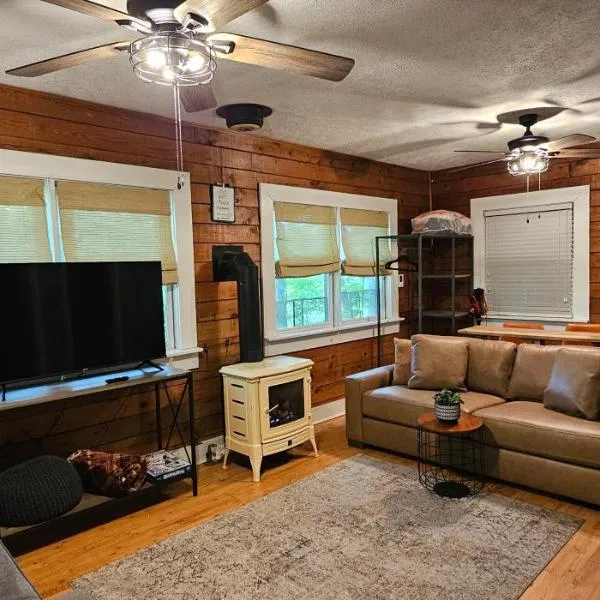 Romantic Fall Foliage Couples Cabin, Private Hot Tub, EV Station, Fast 600 Mbps WiFi, hotel i Mars Hill