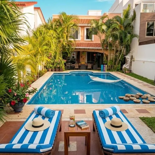 Magnifica Villa Palmeras luxurious 4 Br 6 Bds 4 Ba private pool lagoon front super fast Wifi, khách sạn ở Cancún