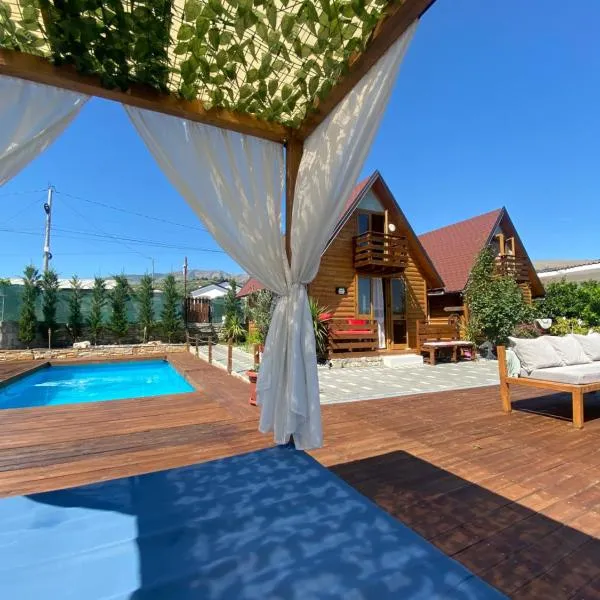Berat Wooden Villas with Private Pool, hotel di Berat