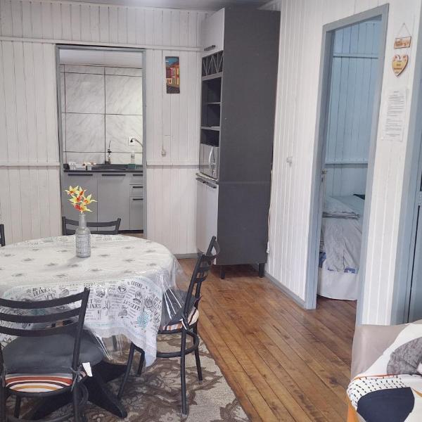 CASA de 2 quartos com 2 ares-condicionados em TORRES-RS - Na mais bela praia Gaúcha - Cozinha - Banheiro - TV smart 32 e Wi-Fi - Estacionamento - Anfitriã Superhost no BnB - Foto 5