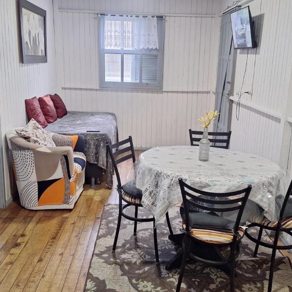 CASA de 2 quartos com 2 ares-condicionados em TORRES-RS - Na mais bela praia Gaúcha - Cozinha - Banheiro - TV smart 32 e Wi-Fi - Estacionamento - Anfitriã Superhost no BnB