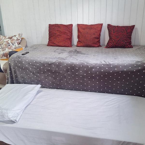 CASA de 2 quartos com 2 ares-condicionados em TORRES-RS - Na mais bela praia Gaúcha - Cozinha - Banheiro - TV smart 32 e Wi-Fi - Estacionamento - Anfitriã Superhost no BnB - Foto 3