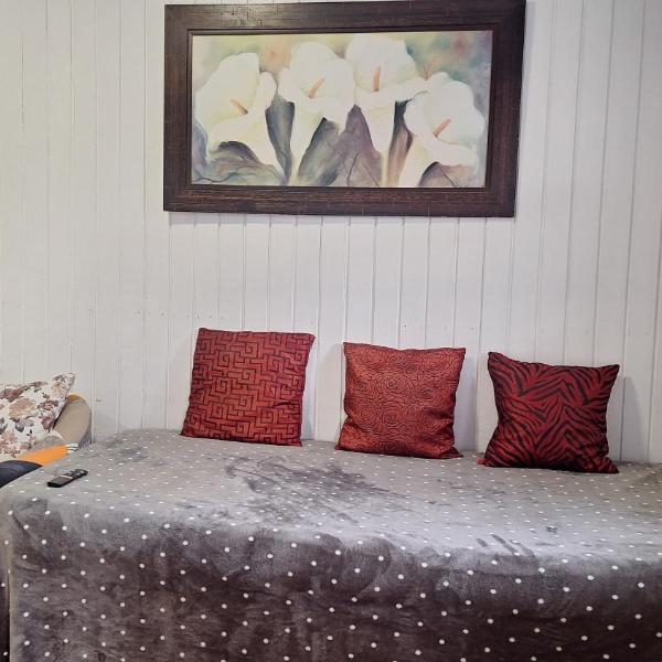 CASA de 2 quartos com 2 ares-condicionados em TORRES-RS - Na mais bela praia Gaúcha - Cozinha - Banheiro - TV smart 32 e Wi-Fi - Estacionamento - Anfitriã Superhost no BnB - Foto 2