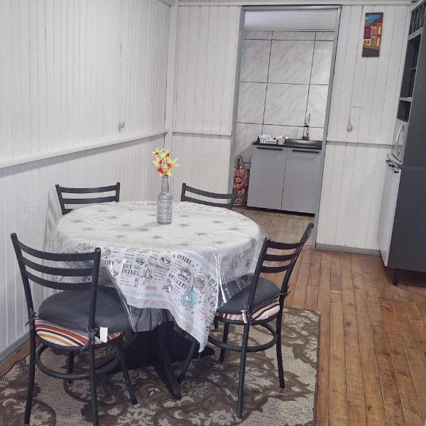 CASA de 2 quartos com 2 ares-condicionados em TORRES-RS - Na mais bela praia Gaúcha - Cozinha - Banheiro - TV smart 32 e Wi-Fi - Estacionamento - Anfitriã Superhost no BnB - Foto 4