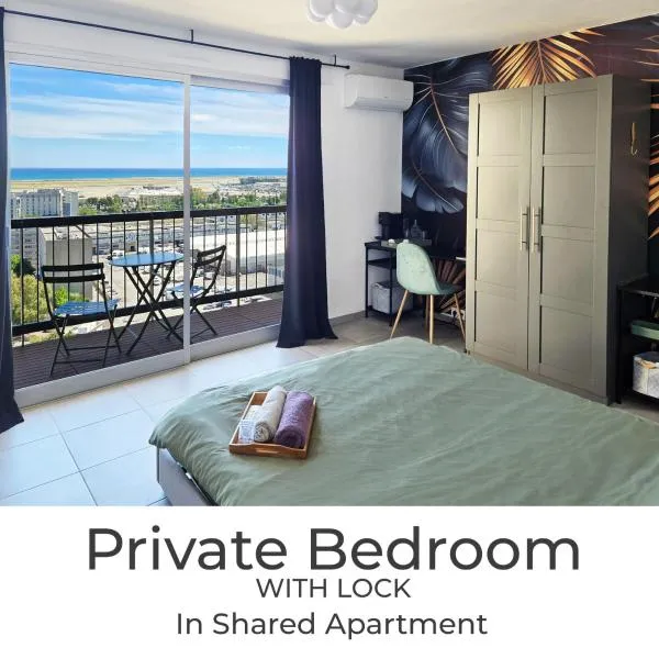 Private Sea View Rooms on Floor 16 in Shared Apartment - AC - Walk to Airport, hotel Nizzában