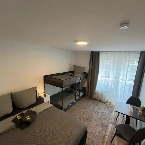 City Hub Room 24 - mit Balkon - Coffee for free -, hotell i Karlsruhe