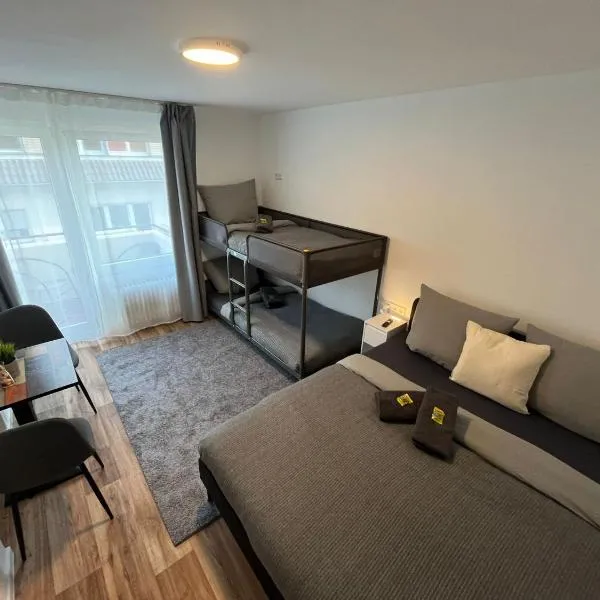 City Hub Room 26 - mit Balkon - Coffee for free -, hotel in Karlsruhe