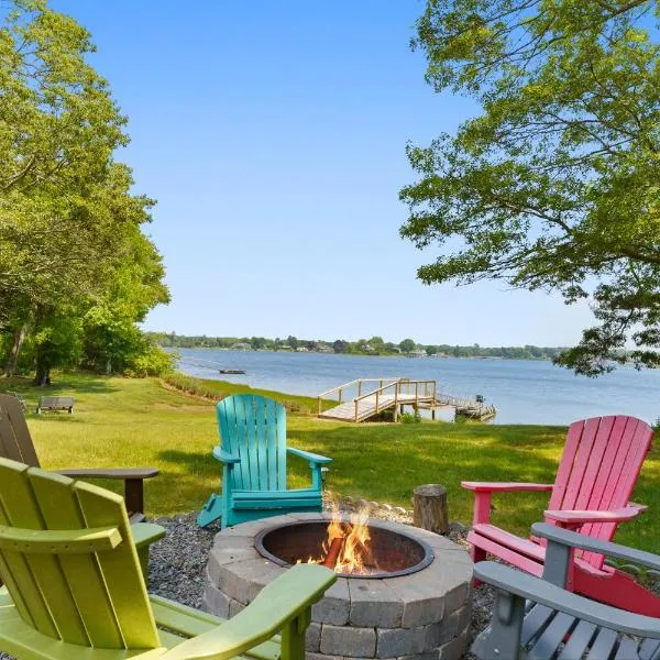 Waterfront Estate w Hot Tub, Dock & Kayaks, hotel i Stonington