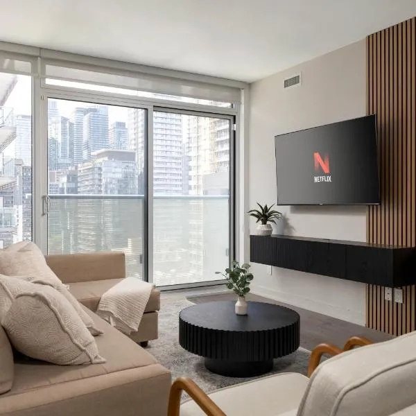Luxury 3BR 2BA with 2 King Beds Sleeps 8 on Yonge, hotel em Toronto