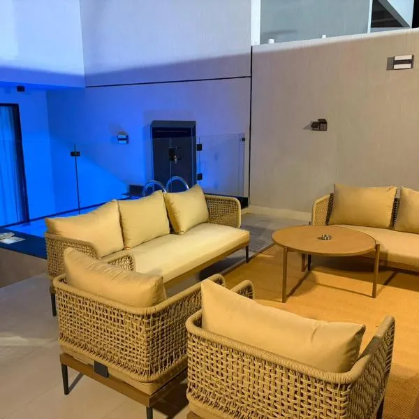 فيلا فندقية بثلاثة غرف نوم ومسبح خاص في كمباوند متكامل, hotel in Medina