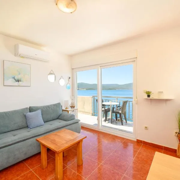 Holiday Home, hótel í Komarna