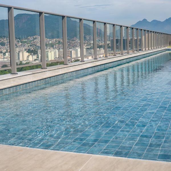 Studio com Piscina Panorâmica e Metrô na Porta