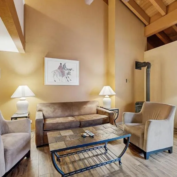 Third-floor condo with loft hot tub heated outdoor pool WiFi & fireplace, hotel v destinácii South Lake Tahoe
